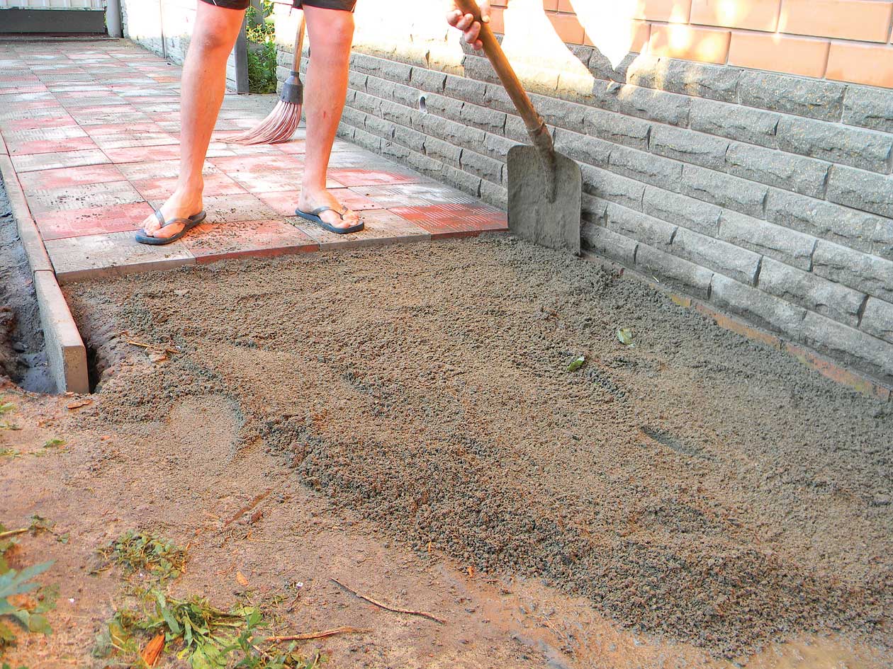 Можно ли класть брусчатку. Технология укладки тротуарной плитки. Укладка тротуарной плитки на песок. Подготовка к укладке тротуарной плитки. Тротуарная плитка укладка напесо.