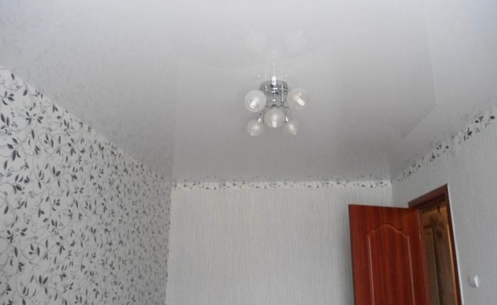 окрашенные водоэмульсионкой потолки