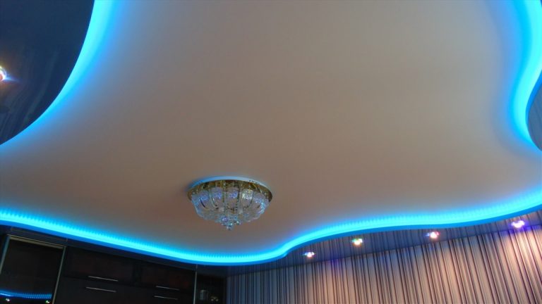  потолок с подсветкой по периметру: фото и на сколько .
