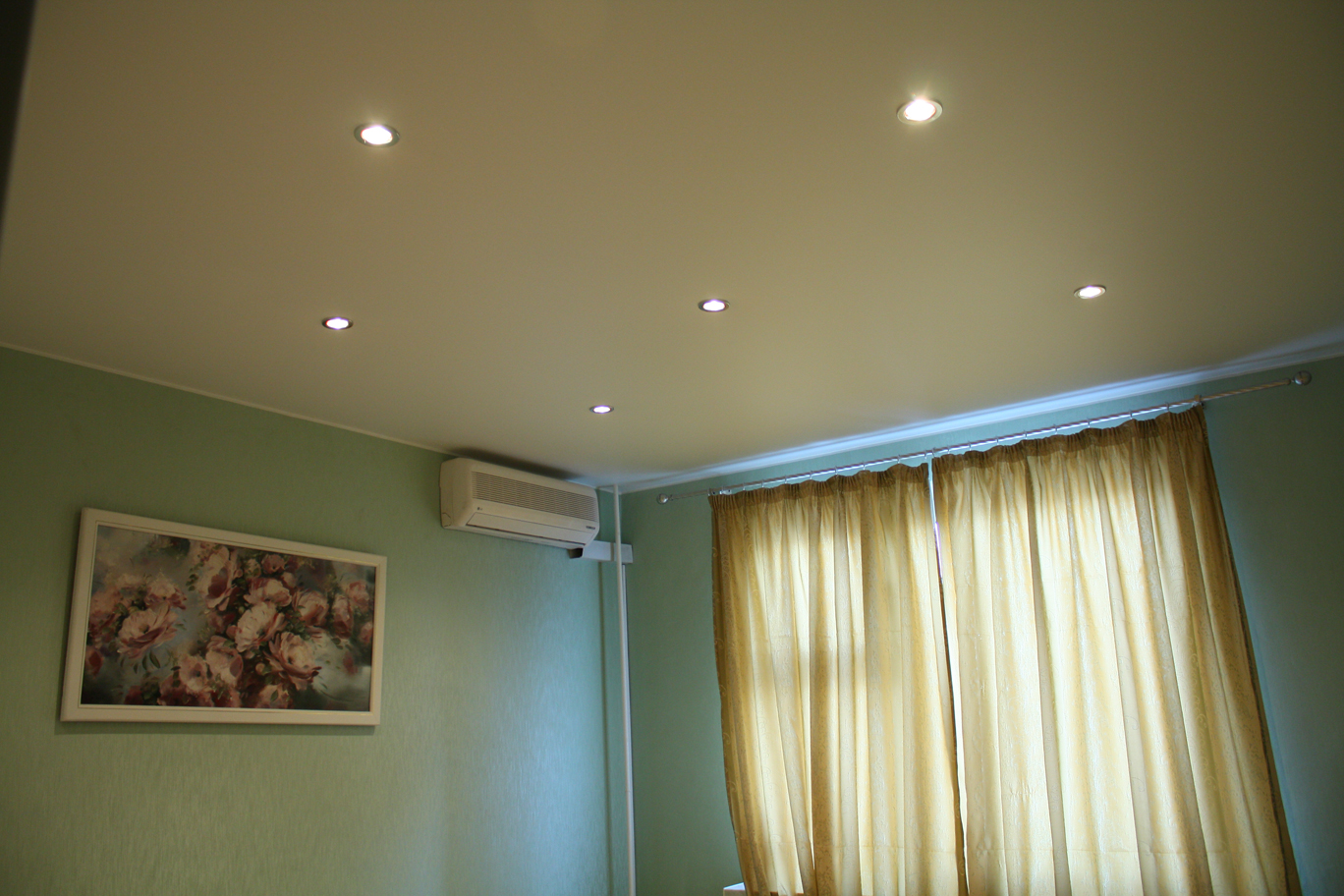 Натяжные потолки с подсветкой на кухню фото одноуровневые
