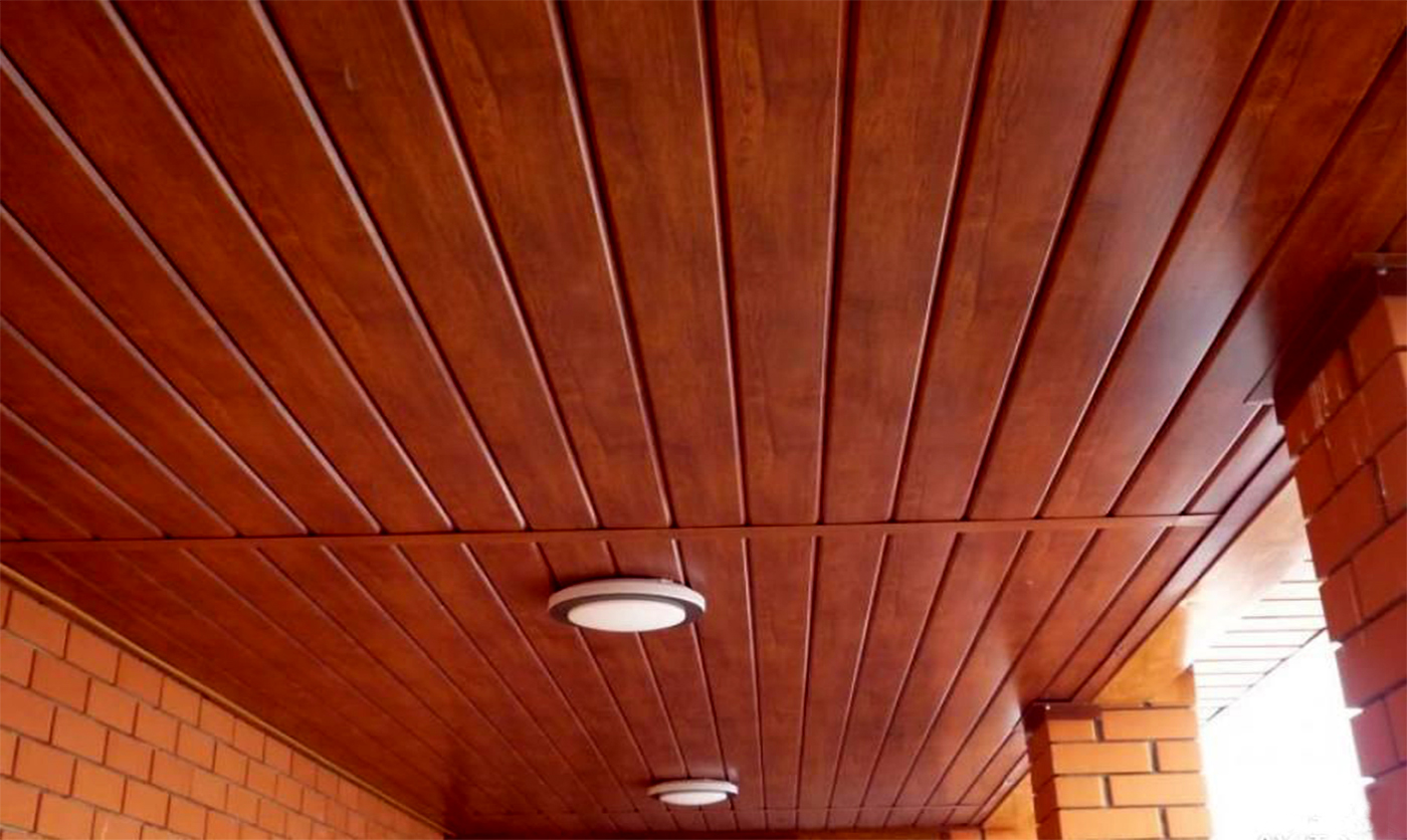 Реечный потолок деревянный в интерьере