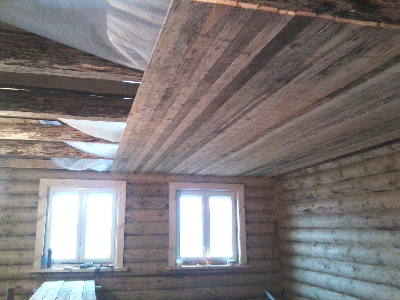 Подшивка чернового потолка по деревянным балкам