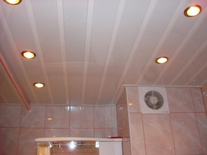 потолок в ванной