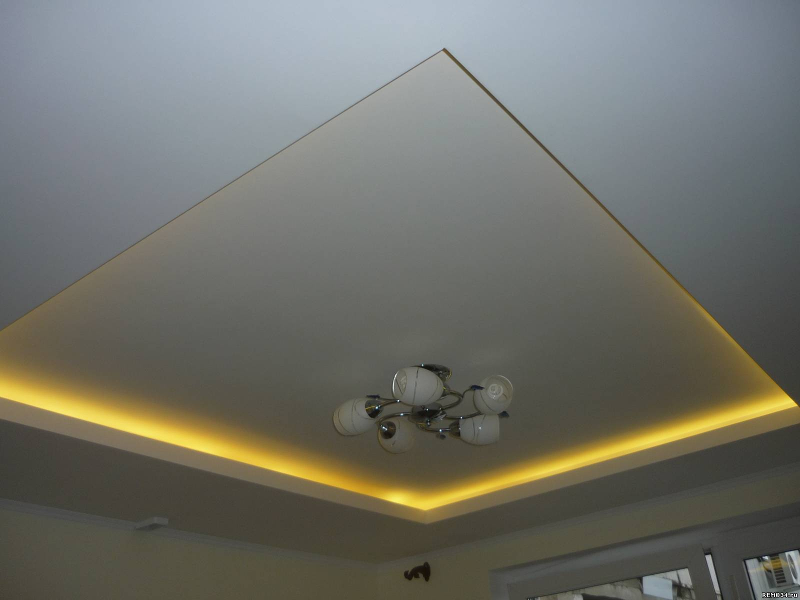 двухуровневый потолок из гипсокартона с подсветкой видео