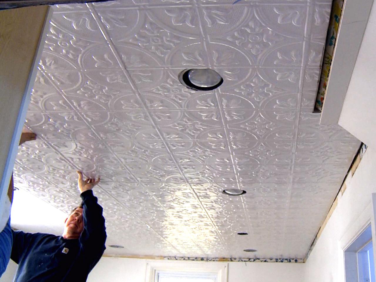 Как клеить плитку на потолок: пошаговая инструкция | Научись строить