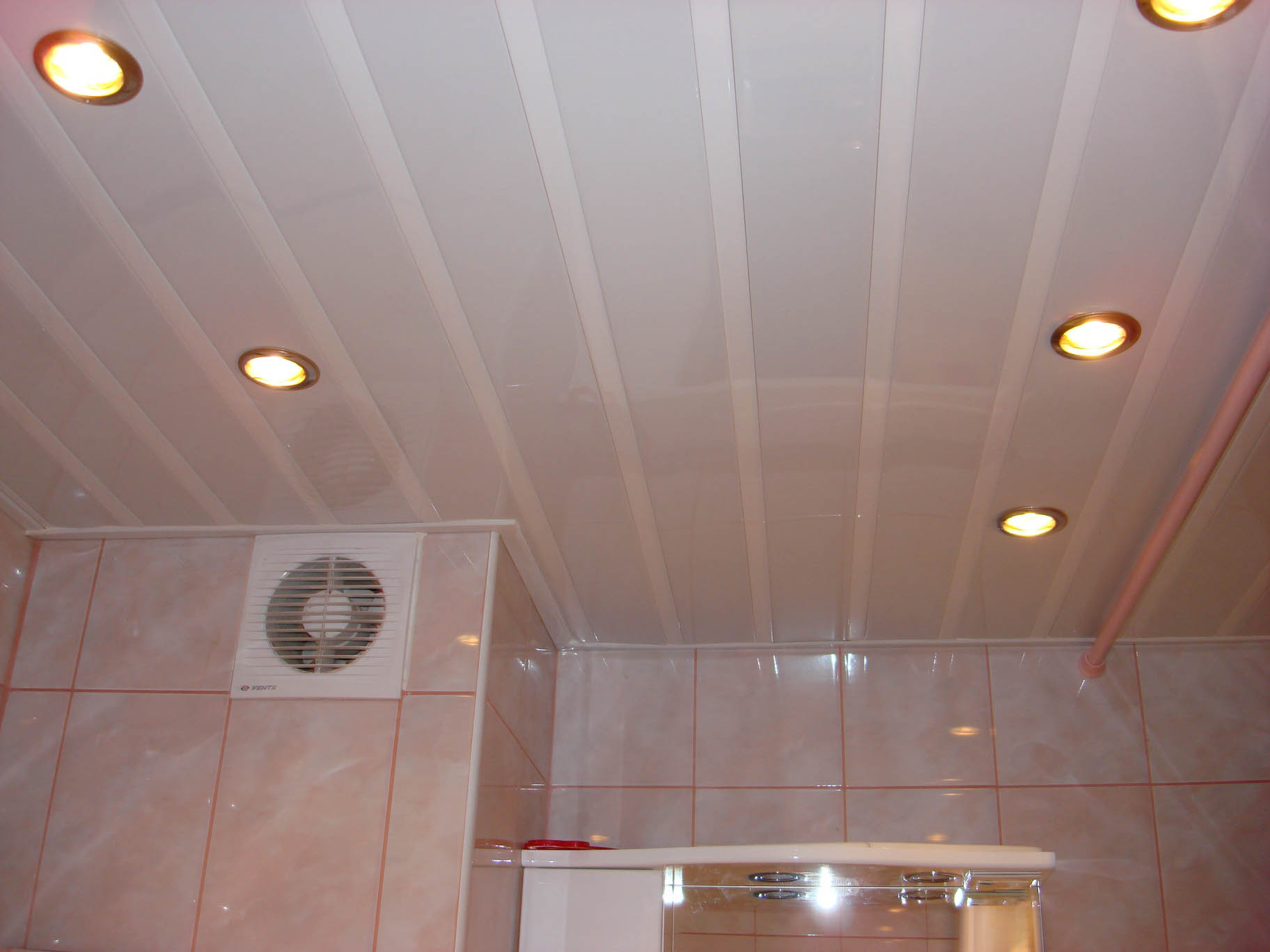 Дизайн потолка на кухне из пластиковых панелей