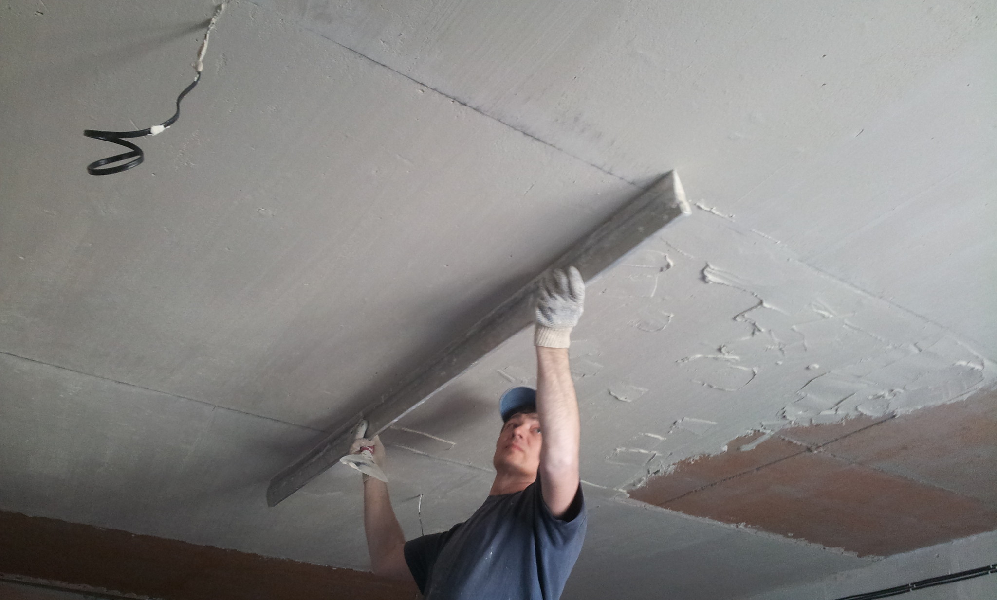 как шпаклевать потолок по бетону