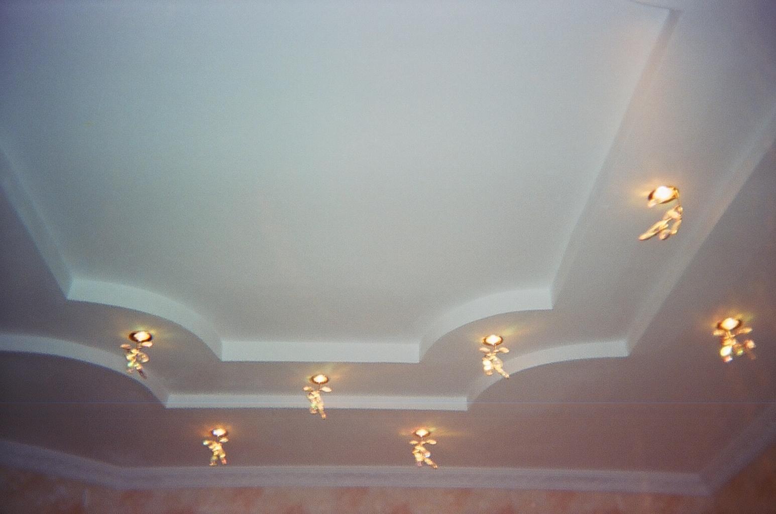 Виды ламп и преимущества точечных светильников для натяжных потолков