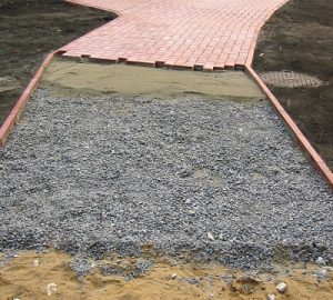 Укладка тротуарной плитки на щебень с сухой смесью