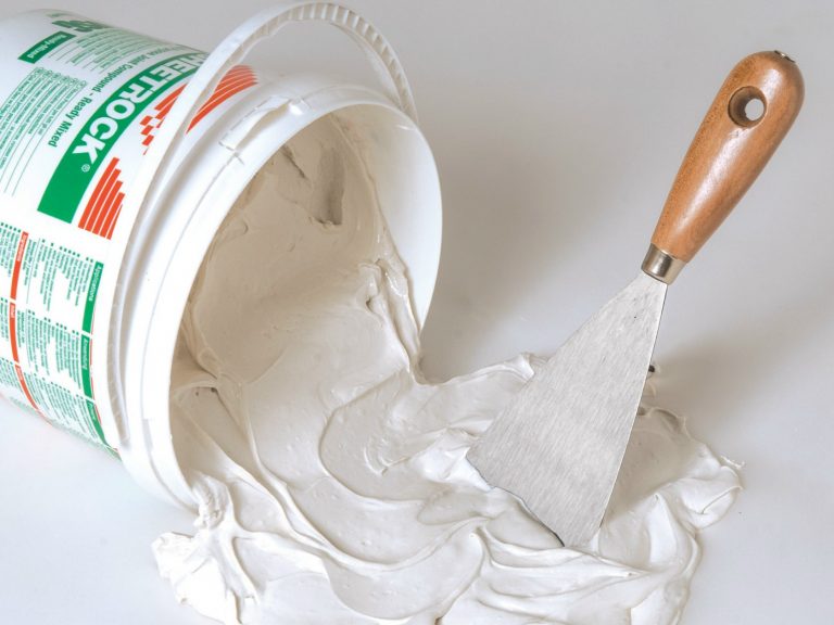 Шпаклевка потолка: как выровнять и отделать неровный при ремонте в ...