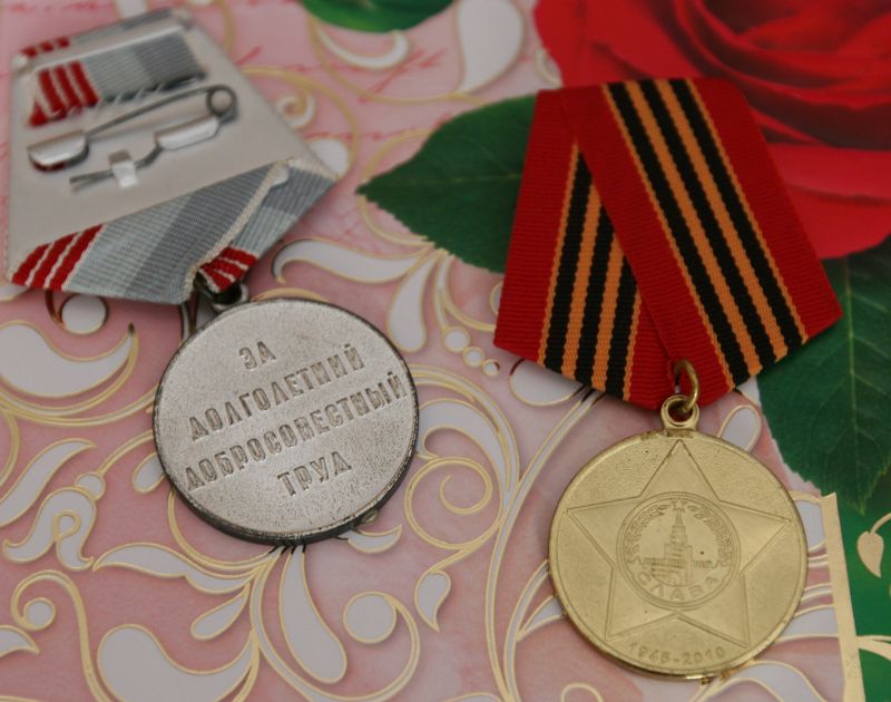 Какие награды за труд. Ветеран труда. Ветеранские медали. Награждение ветеранов труда. Медаль ветеран труда Россия.
