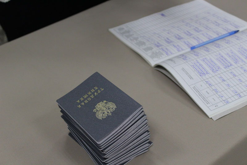 можно использовать 2 трудовых книжки