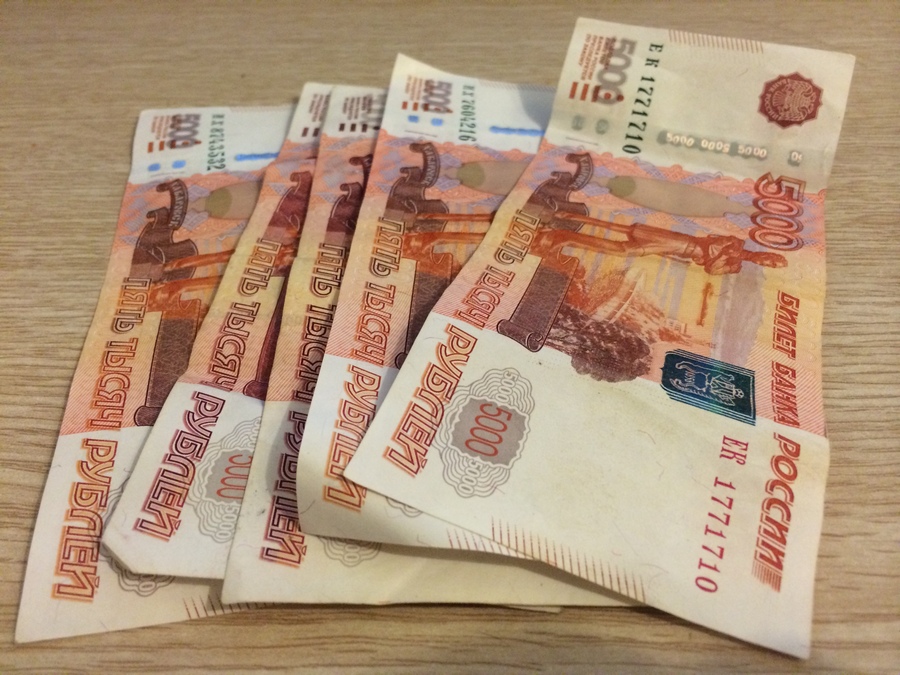 25 из 20000 рублей. 20 Тысяч рублей в руках. 20 Тысяч рублей на столе. 25 Тысяч рублей. Пятитысячные купюры на столе.