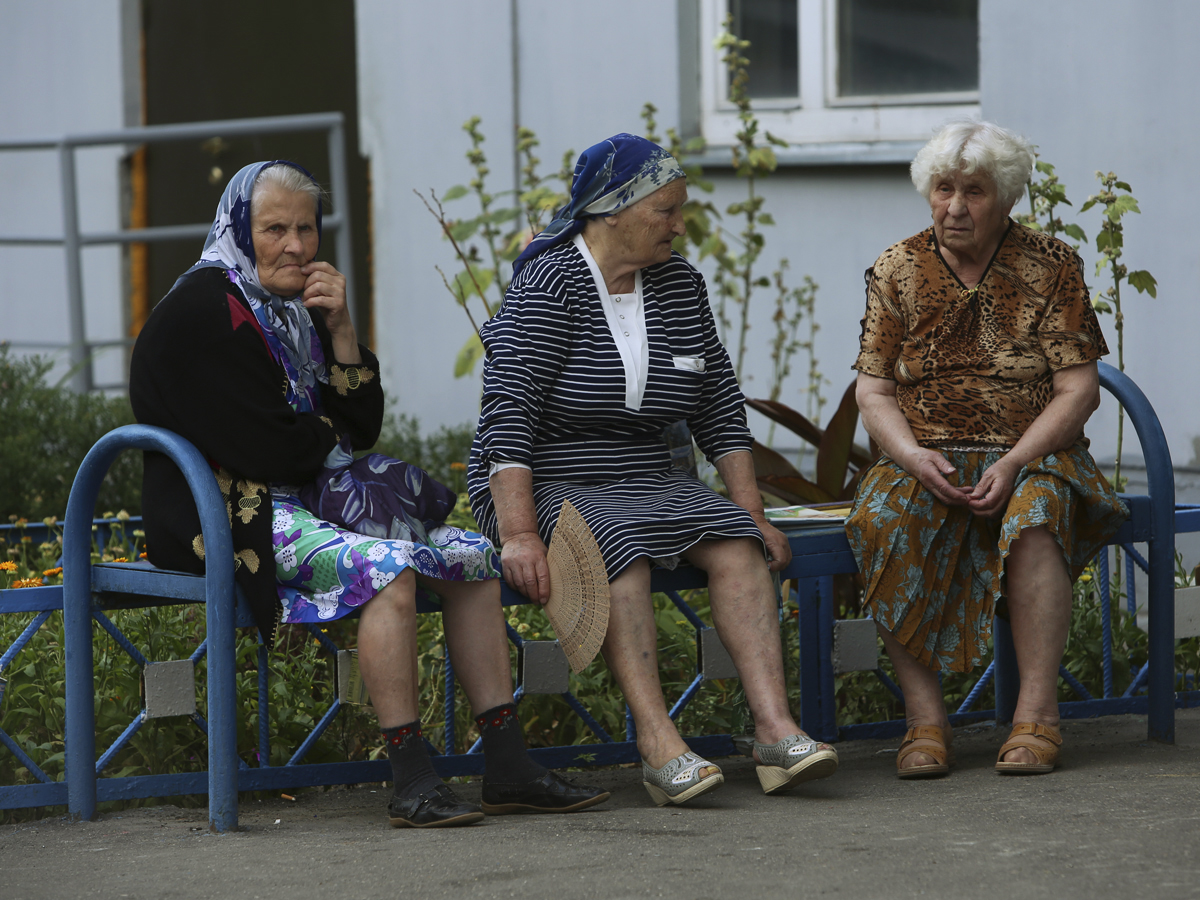 Пенсионерам старше 70 лет. Бабушки на лаве. Бабушки на лавочке. Пенсионерки на лавочке. Бабушки на скамейке.