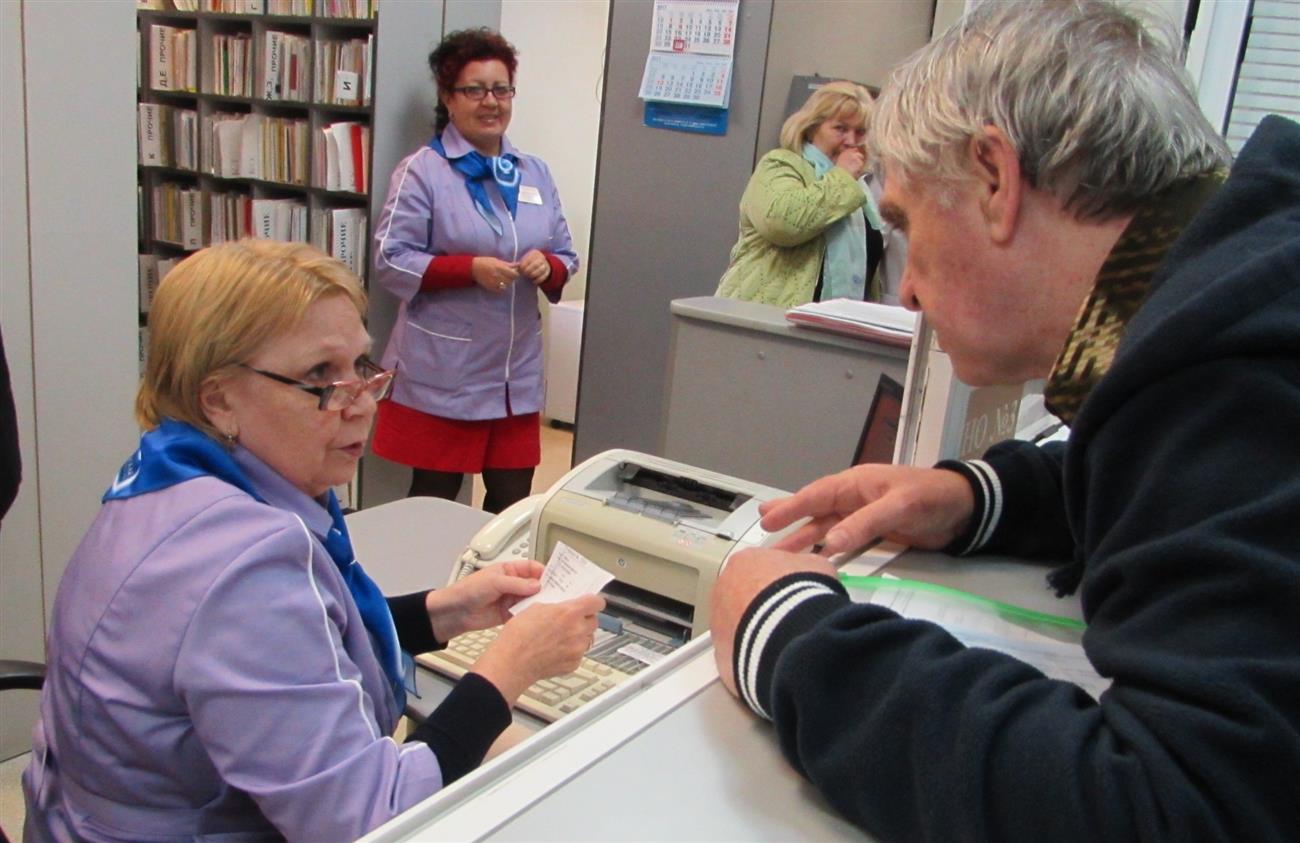 Медицинская помощь омс. Медицинское страхование пенсионеров. Медицинское страхование пенсионеров. Бесплатный прием по полису омс. Pflege.